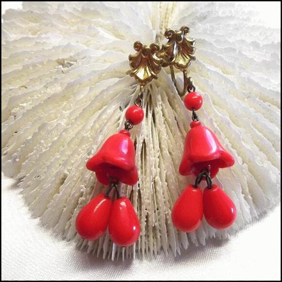 1940s Czech Red Glass Dangle Vintage Christmas Earrings 14558 - Picture 1 of 5